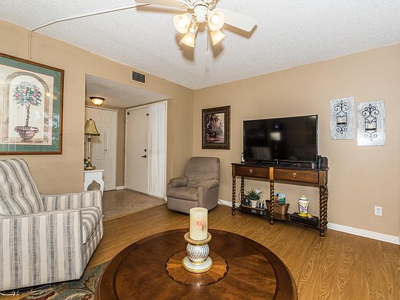 5th image of 29 Tarragona Ct