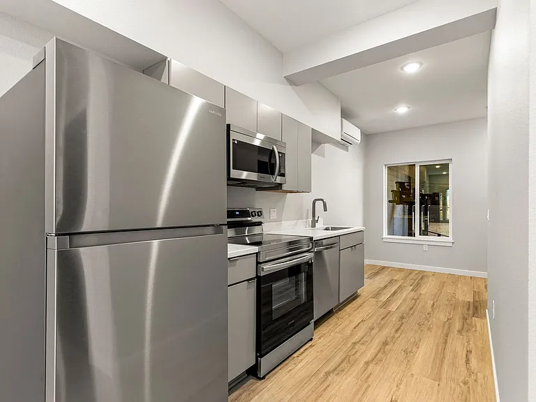 7150 N Greenwich Ave #6 — Photo 2
