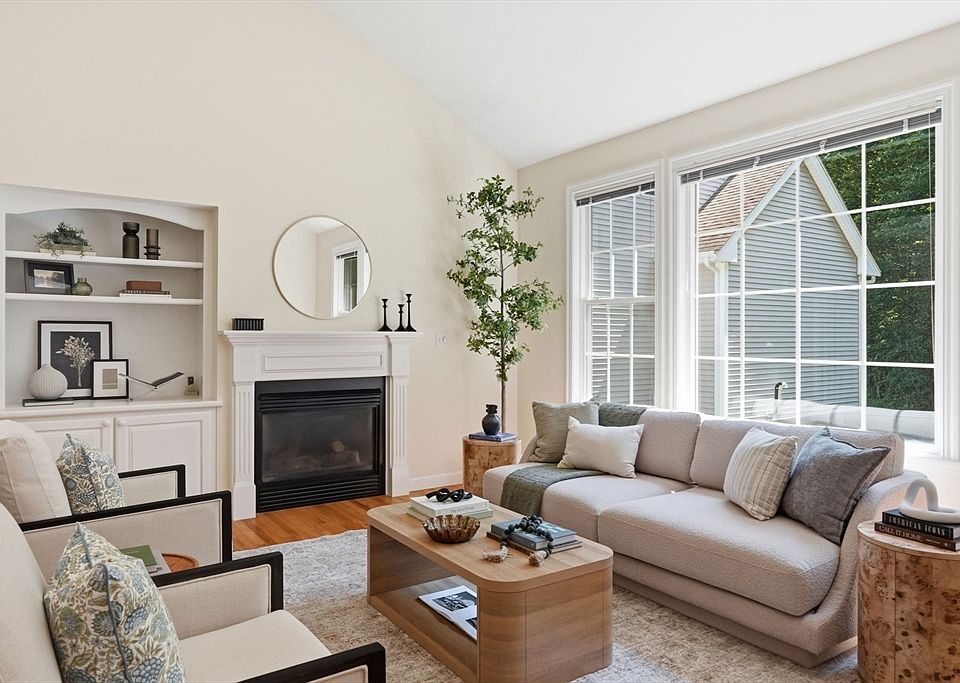 1st image of 15 Braeburn Ln Unit 15