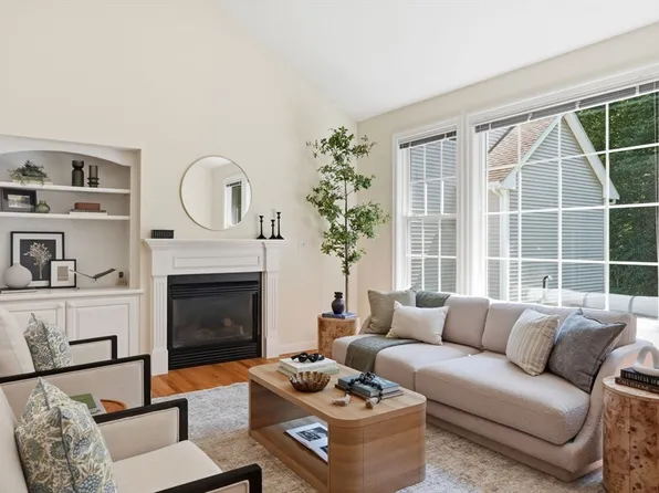 15 Braeburn Ln Unit 15, Ashland, MA 01721