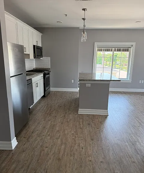 945 Kenmore Ave — Photo 1