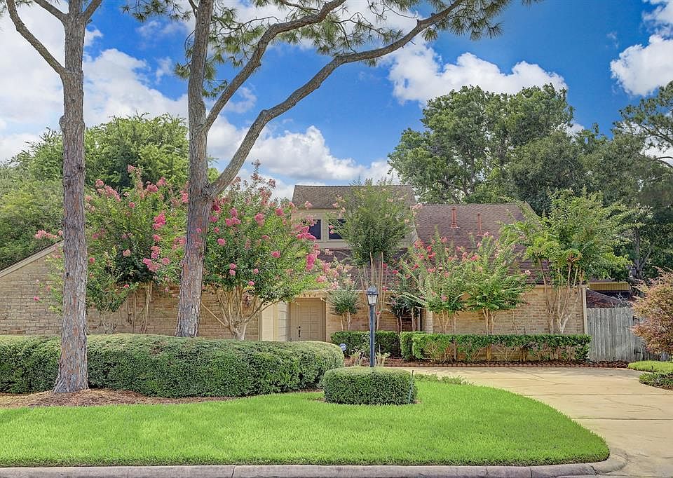 Welcome home to 2310 Wallingford on a well maintained cul de sac street. Talk about curb appeal!