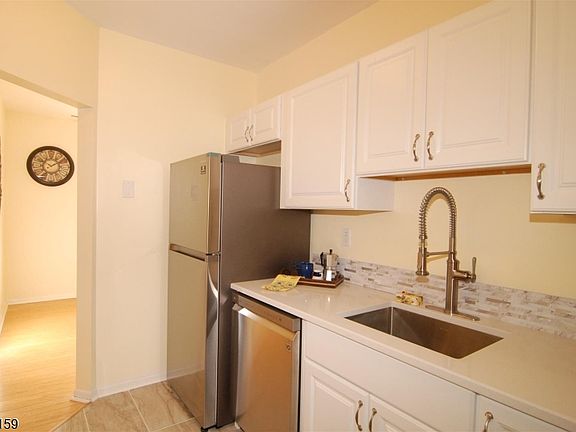 3rd image of 124 E Main St APT 209