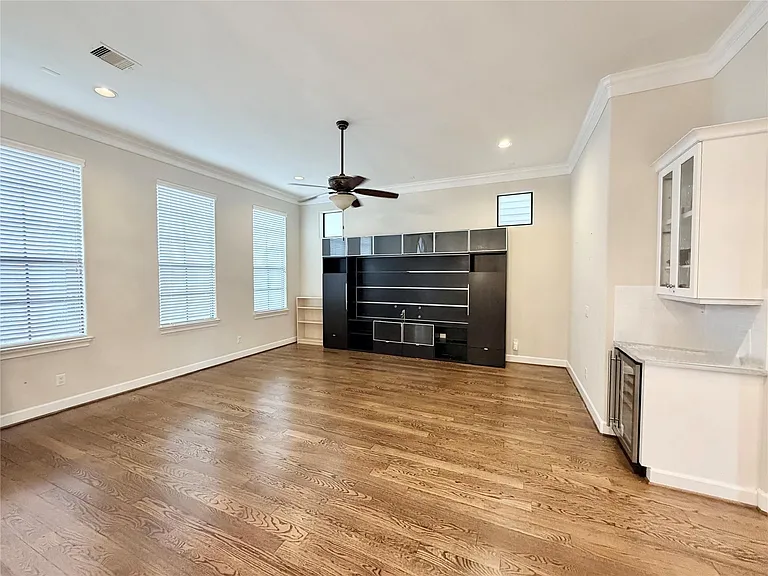 606 Knox St — Photo 9