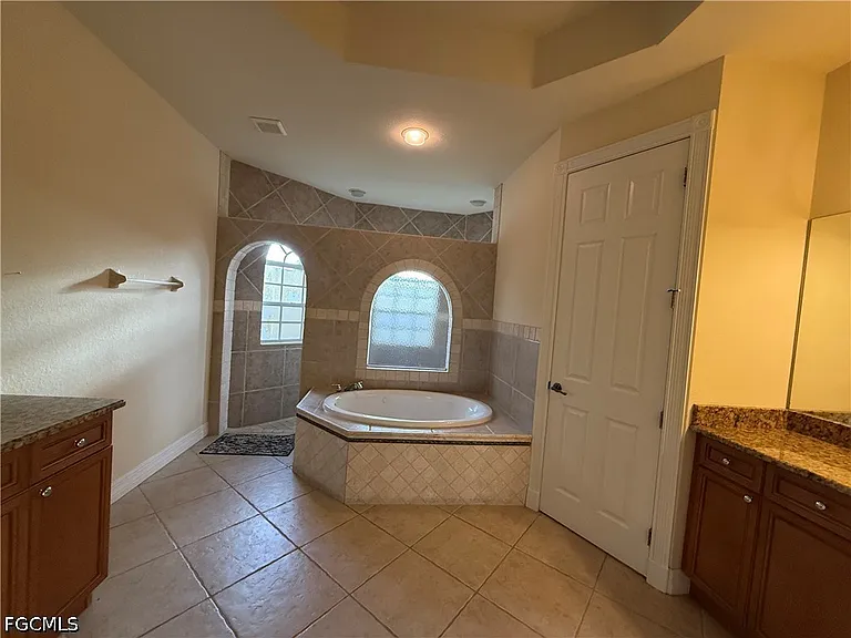 217 NE 21st Pl — Photo 6