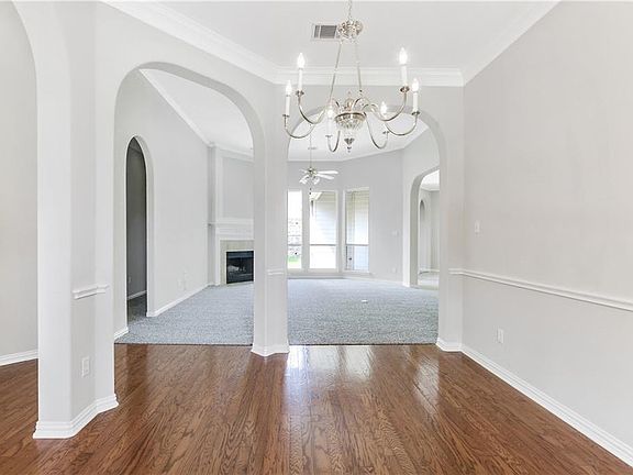 4th image of 327 Hillcrest Dr