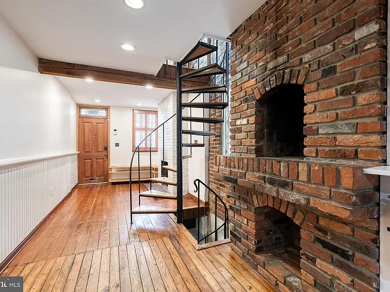 223 E Churchill St — Photo 8