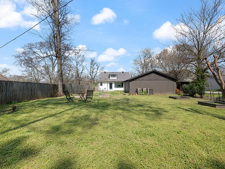 207 Morton Ave — Photo 26