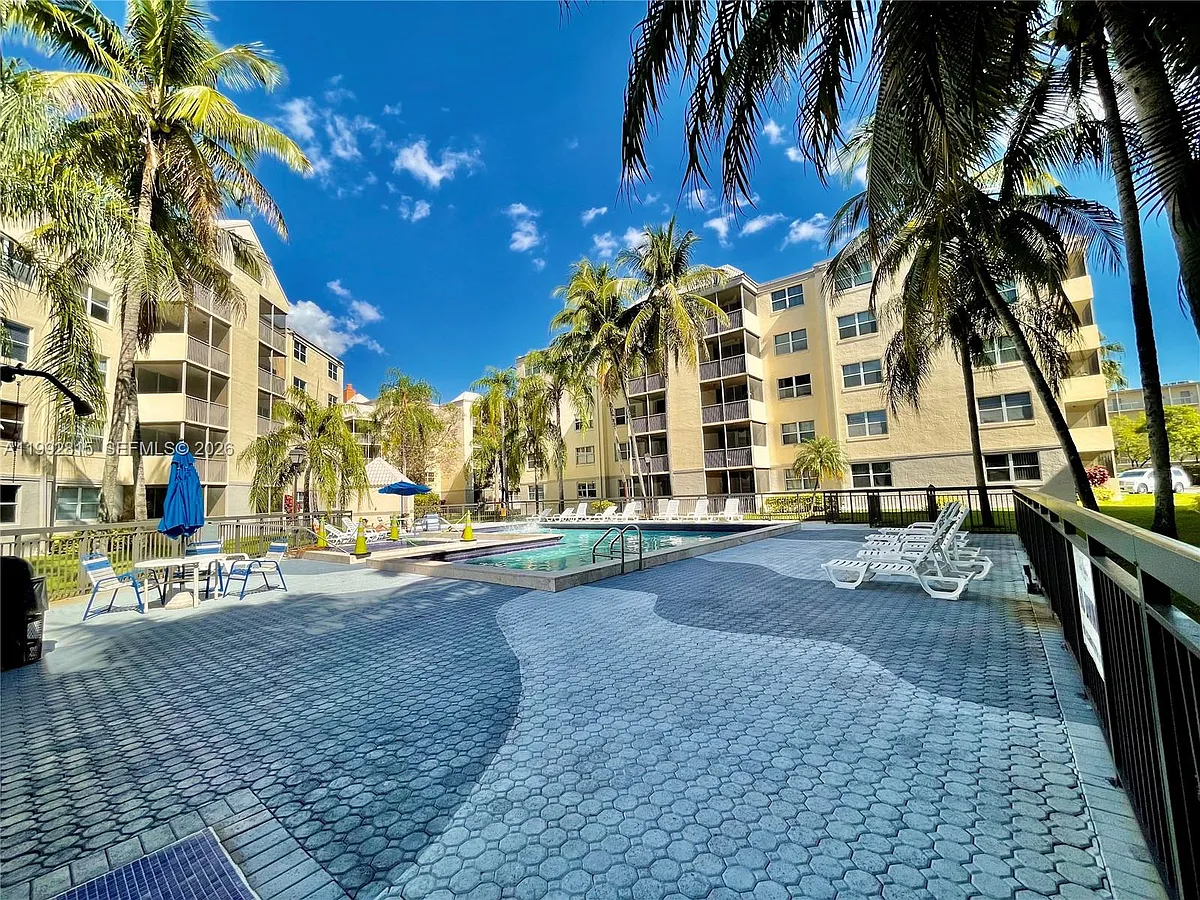 Building Photo - 8255 Lake Dr #102