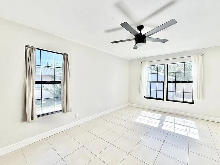 2425 Auburn St S — Photo 28