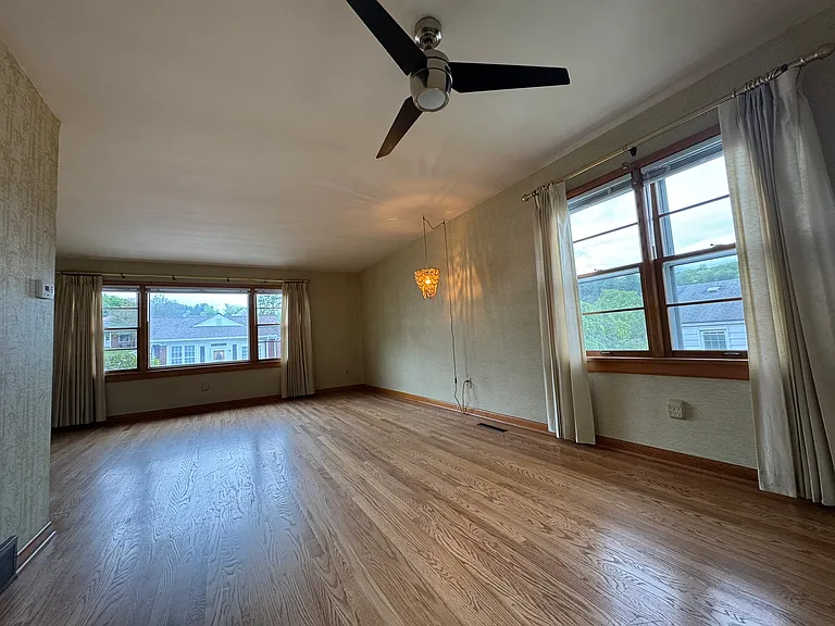 804 Elmwood Ln — Photo 6