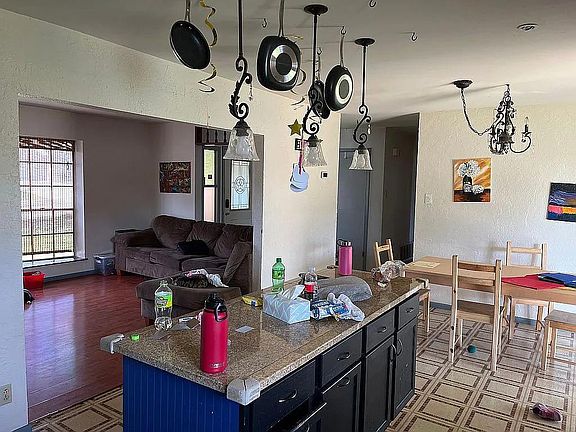 5th image of 306-1 Threadneedle Dr