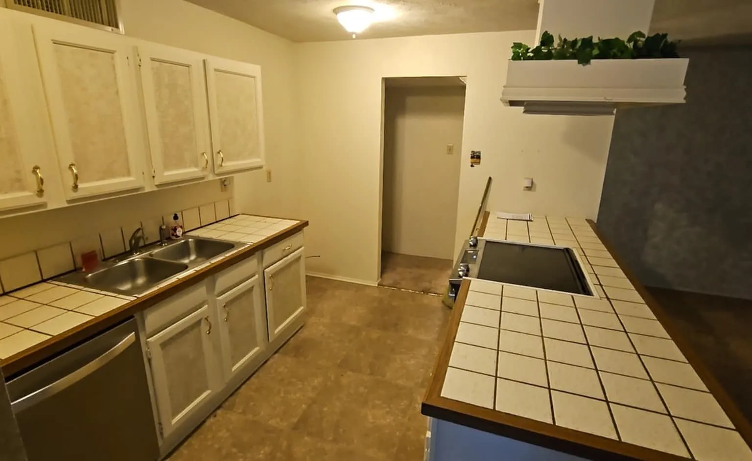3 bed, 1348 sqft, $2,100 — Photo 2