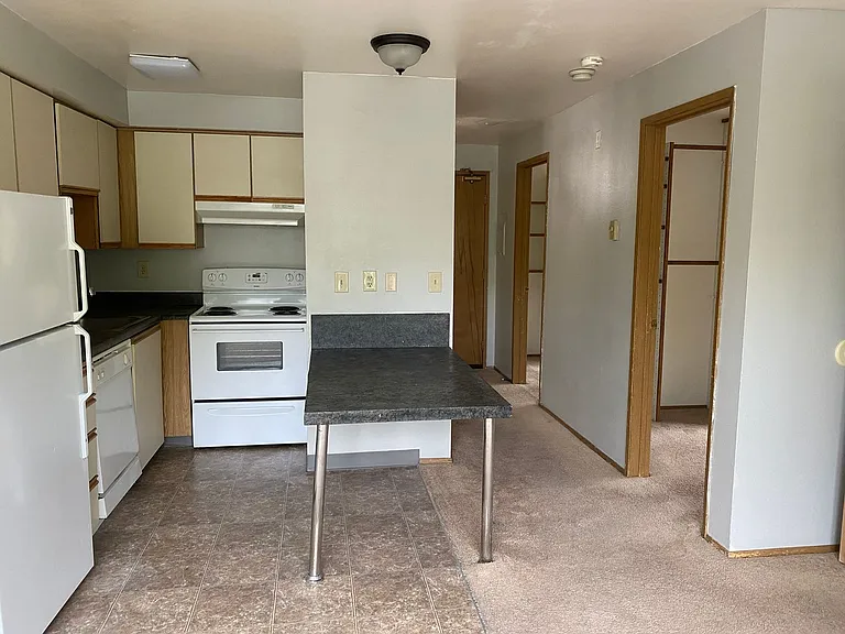 Adams Court Apartments — Photo 6
