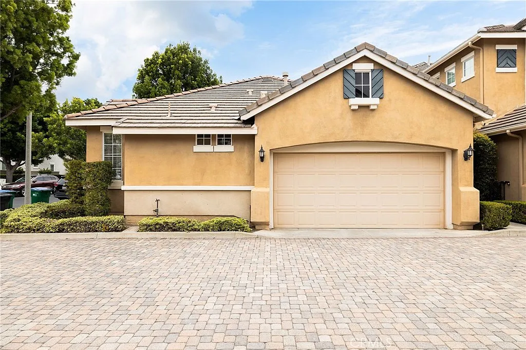3 bed, 1160 sqft, $4,000 — Photo 2