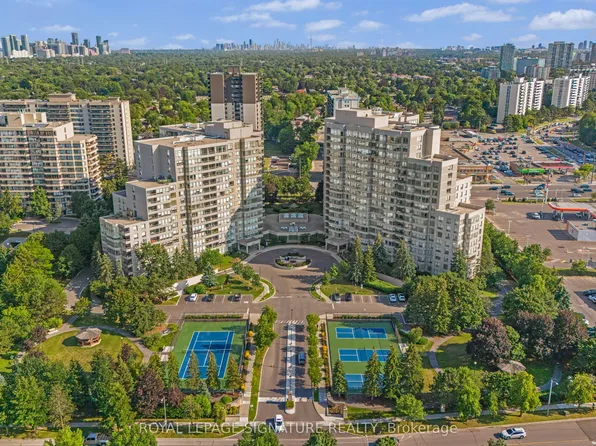 11 Townsgate Dr #1410, Vaughan, ON L4J 8G4