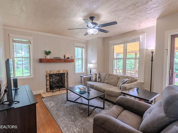 4th image of 213 Colonial Dr