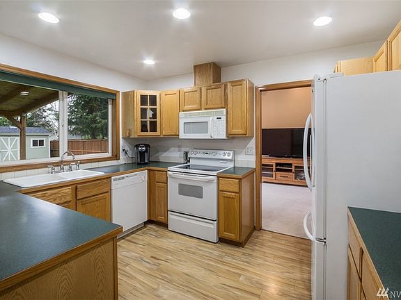 Great kitchen, All appliances stay