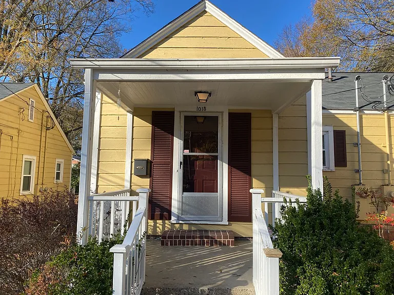 Adorable 1 Bedroom Duplex in Old West Durham - Walk to 9th St! — Photo 4
