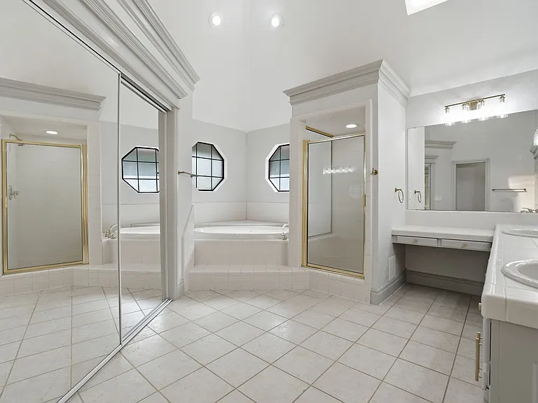 3102 NE Heritage Dr — Photo 6