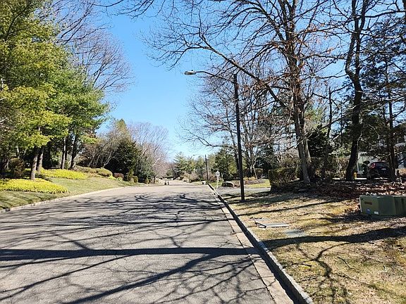 4th image of 31 Westwood Ln