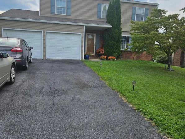 628 Sweetbriar Dr, Harrisburg, PA 17111