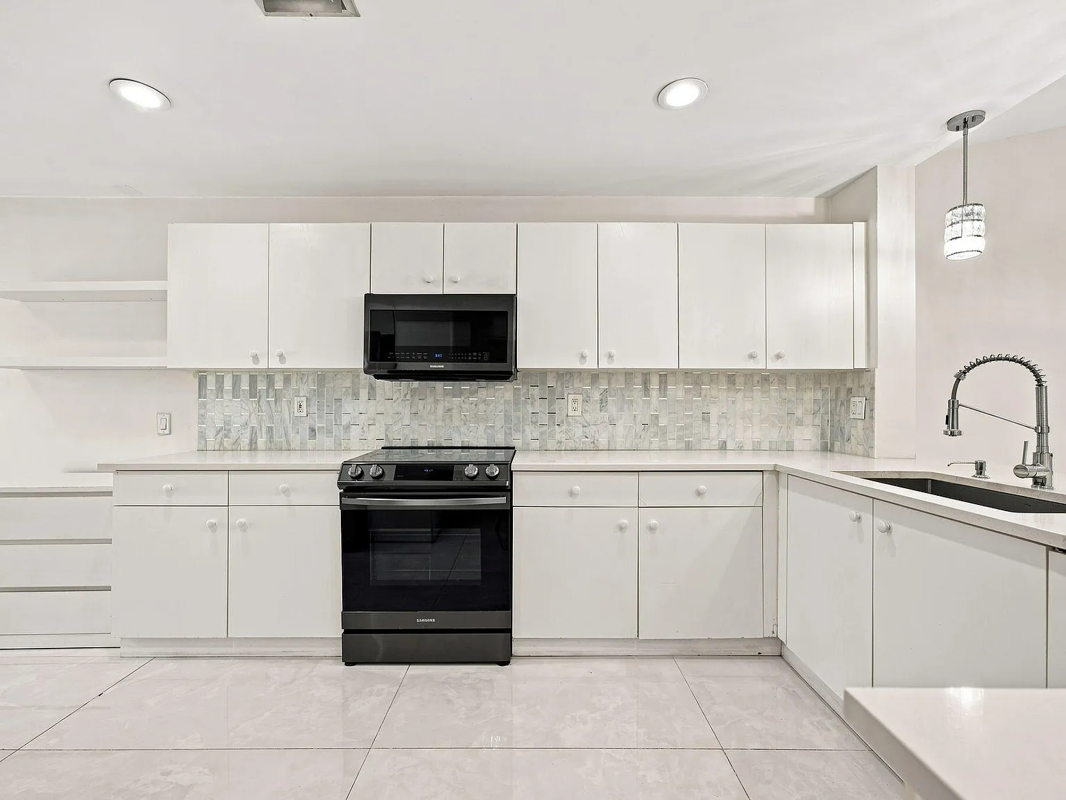3 bed, 2.0 bath, 1577 sqft, $3,750 — Photo 2
