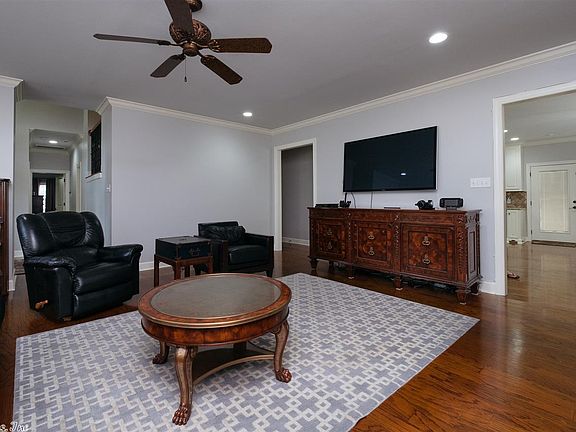 5th image of 46 Pine Manor Dr