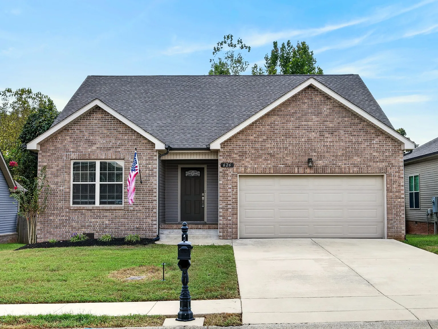 3 bed, 2.0 bath, 1464 sqft, $2,000 — Photo 1