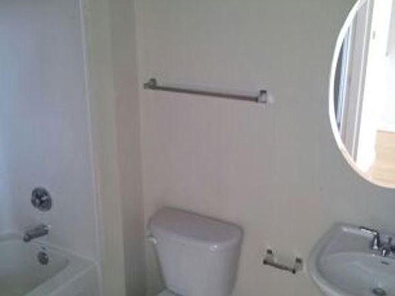3rd image of 1414 W Marshall St APT 404