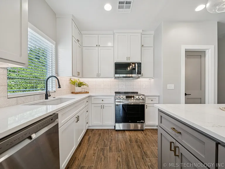 210 S Bluff St #A — Photo 11