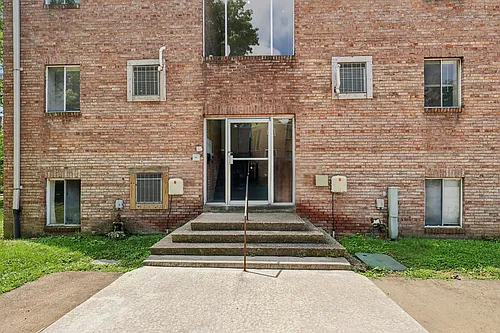 Roberta Gardens Apartments Photo 1