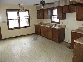 3rd image of 921 N Lynn St