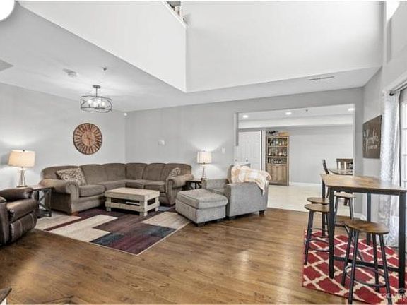 5th image of 366 Newbury Ln