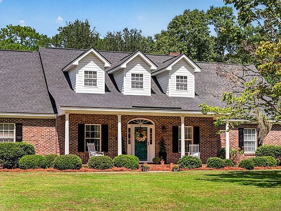 4th image of 387 Robin Dr.
