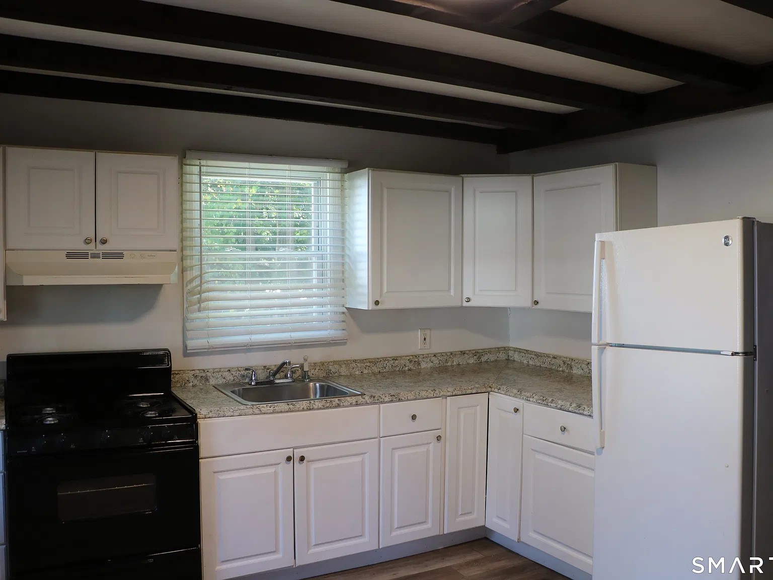 3 bed, 1.0 bath, 1000 sqft, $2,400 — Photo 2