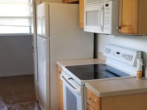 3rd image of 2133 Gardenia Cir W