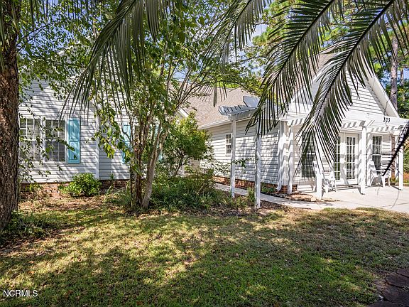 3rd image of 303 Erinshire Court