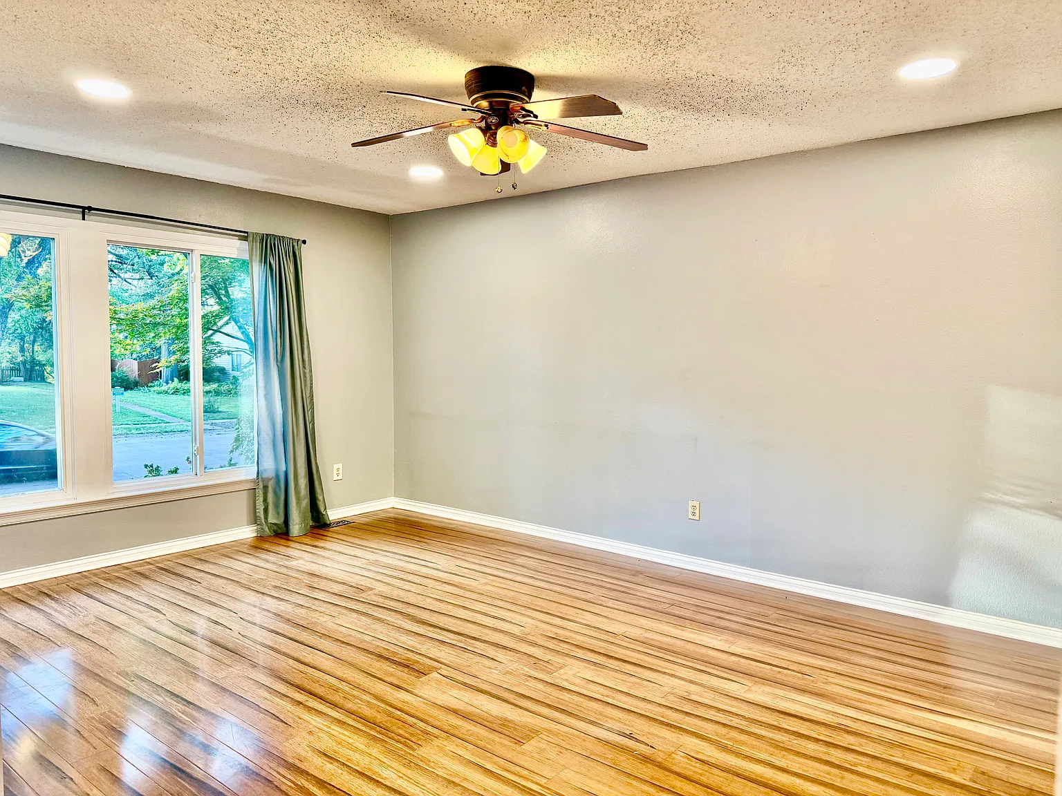 4 bed, 2200 sqft, $2,700 — Photo 3