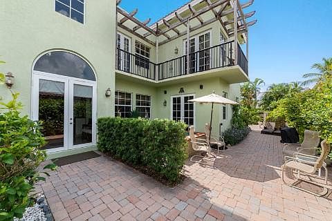2nd image of 724 Park Pl