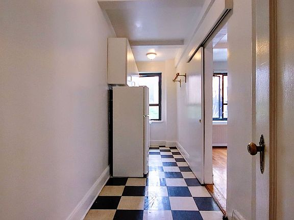 5th image of 11 Waverly Pl APT 6C