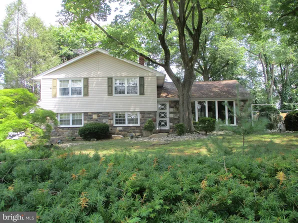 27 Chapel Hill Rd, Huntingdon Valley, PA 19006