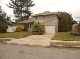 461 Peter Ln, East Meadow, NY 11554