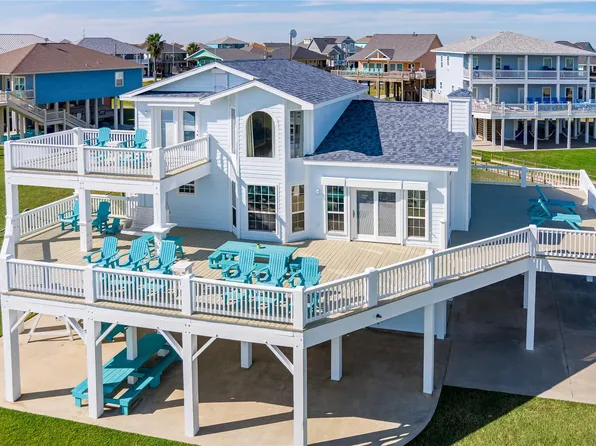 920 Copacabana Dr, Crystal Beach, TX 77650