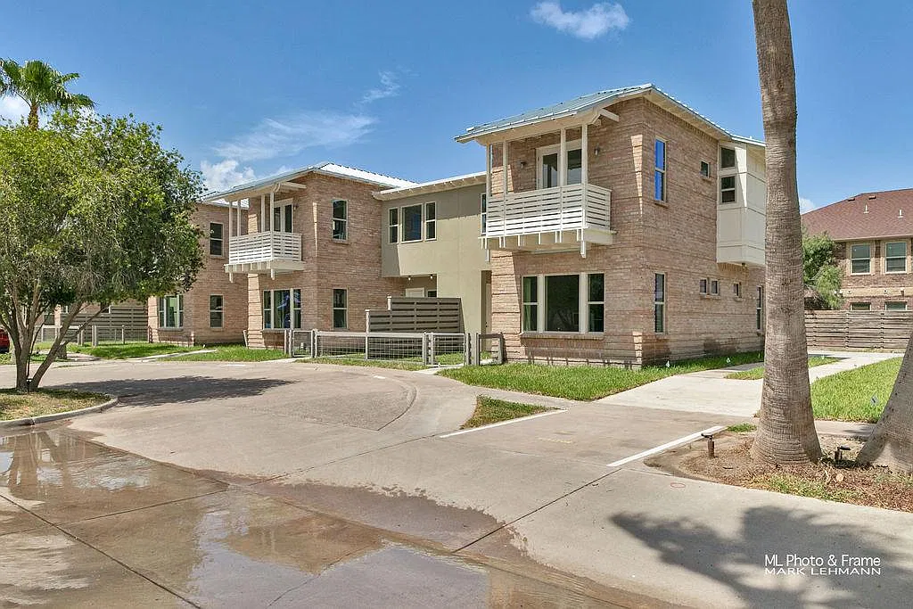 3 bed, 2.5 bath, 2134 sqft, $2,300 — Photo 1
