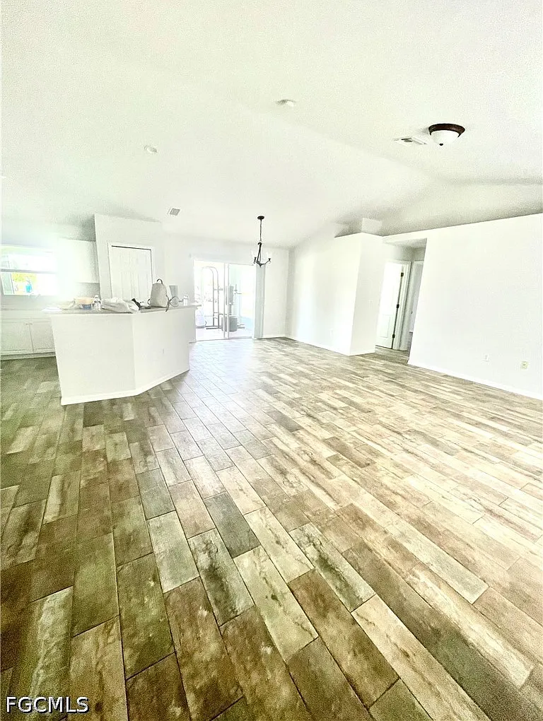 3 bed, 2.0 bath, 1501 sqft, $2,000 — Photo 2