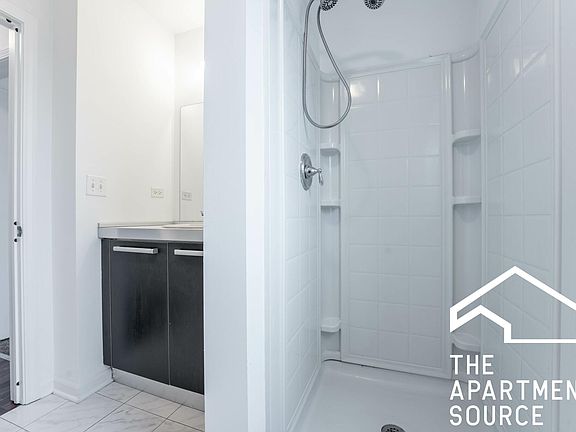 5th image of 6101 N Clark St #2C