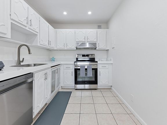 4th image of 126 Sparrow Drive #10b