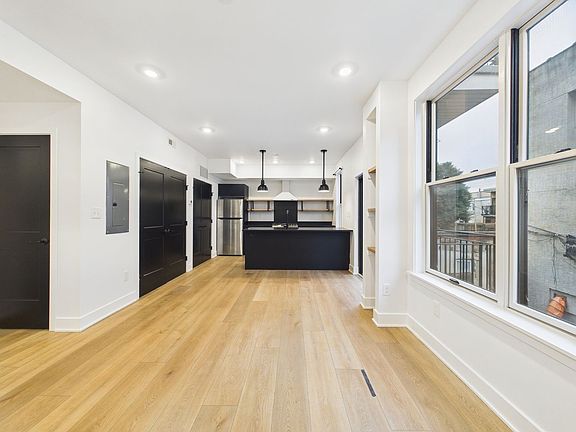 4th image of 2966 Richmond St #201