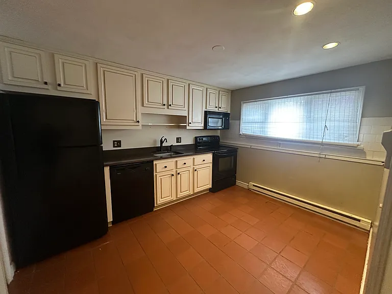 87 Phelps St — Photo 11
